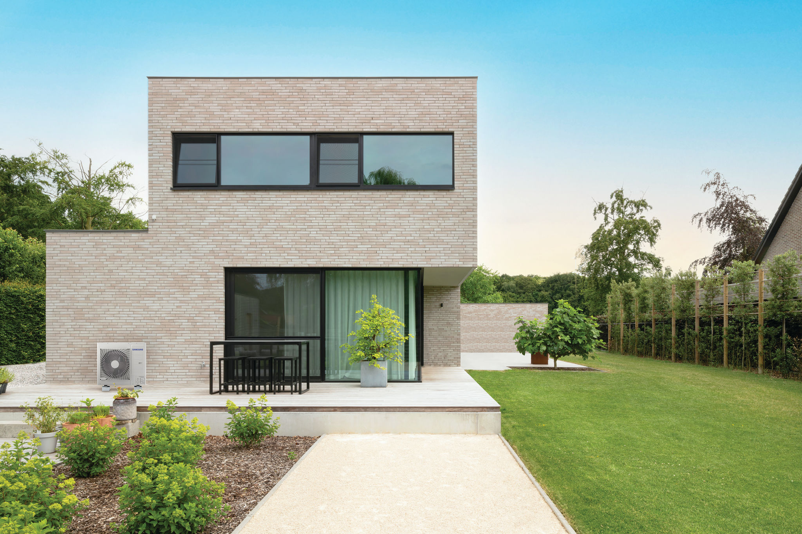 Contemporary villa and lawn. Architecture by Tom Mahieu architect. Realized by Xavier Den Blauwen.