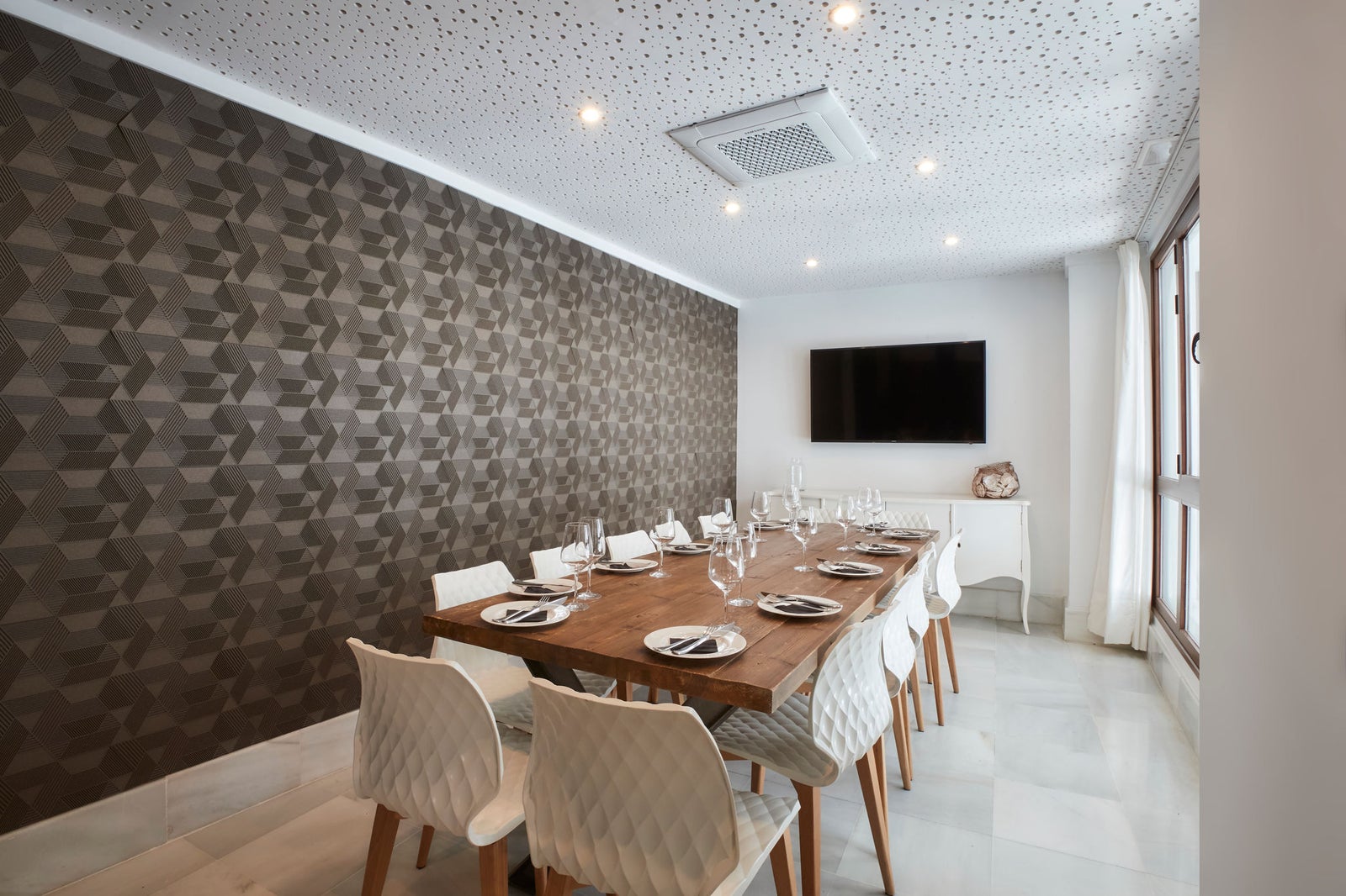 End user Reference 2022 Restaurant La Consentida Spain Lifestyle Image 28 WindFree 4 Way Cassette (jpg)