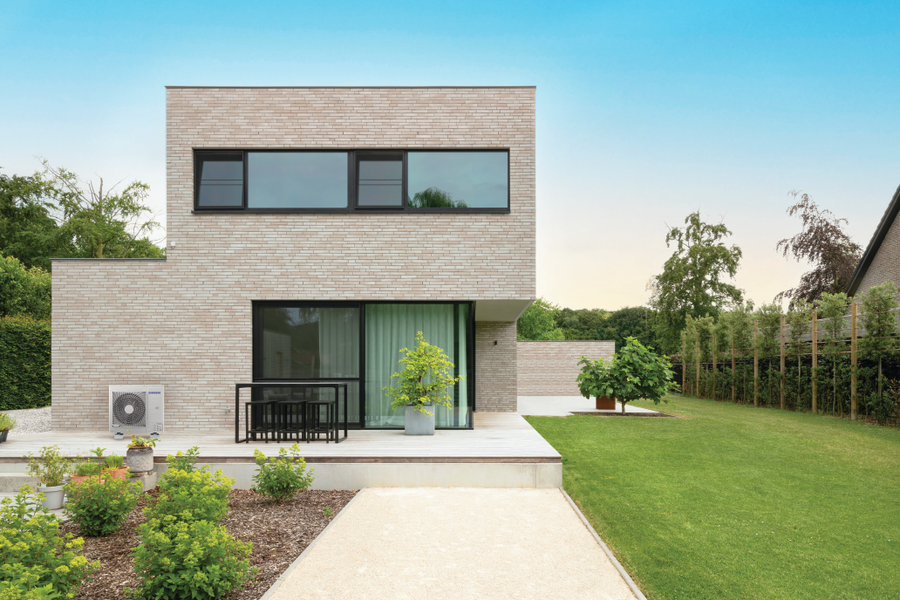 Contemporary villa and lawn. Architecture by Tom Mahieu architect. Realized by Xavier Den Blauwen.