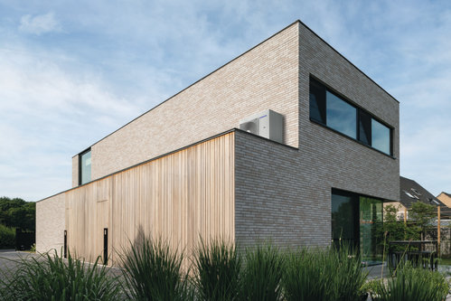 Facade and windows of minimalist villa. Architecture by Tom Mahieu architect. Realized by Xavier Den Blauwen.